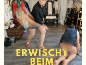 LadyKarame Porno Video: Erwischt beim Schnüffeln