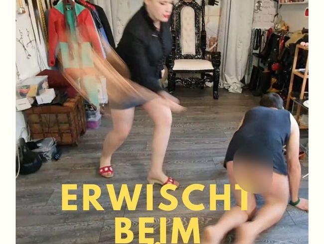 LadyKarame Porno Video: Erwischt beim Schnüffeln