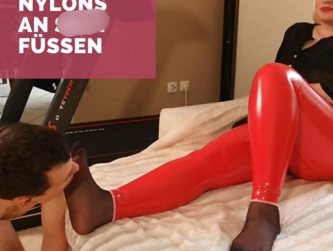 LadyKarame Porno Video: Schwarze Nylons an sexy Füssen