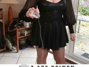 LadyKarame Porno Video: Sklave bekommt salzige Abreibung