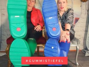 LadyKarame Porno Video: Unsere Gummistiefel grün und blau