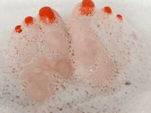 LadyKarame Porno Video: Wunderschöne Füsse in der Wanne